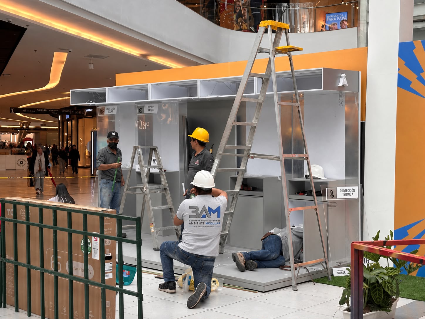 Equipo BAM montando una estructura modular