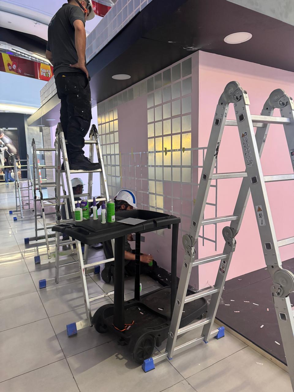 Instalación de revestimiento en muro