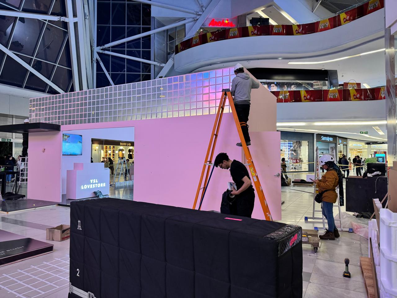 Montaje de espacio comercial YSL en centro comercial